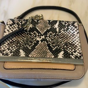 Crossover bag with gold and leather chain